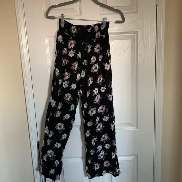 🖤🌚Bohemian go w/ the wind flowing flower pants - Picture 2 of 3